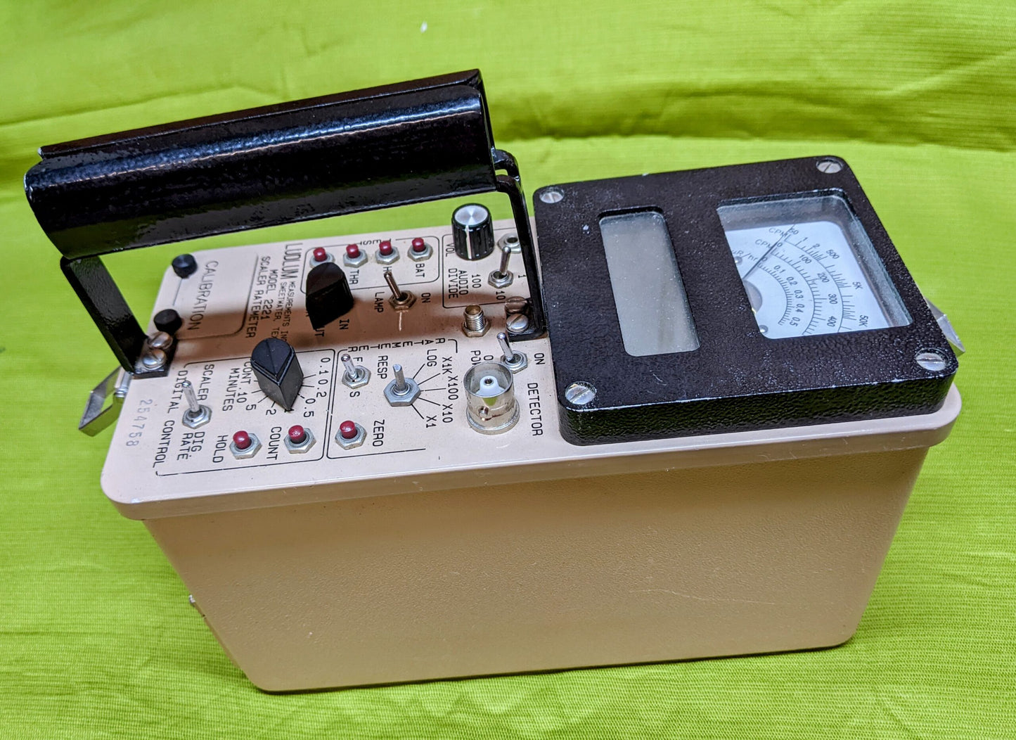 Ludlum model 2221 Scaler/Ratemeter SCA with Top loaded RS-232 adapter for GPS use-Like new