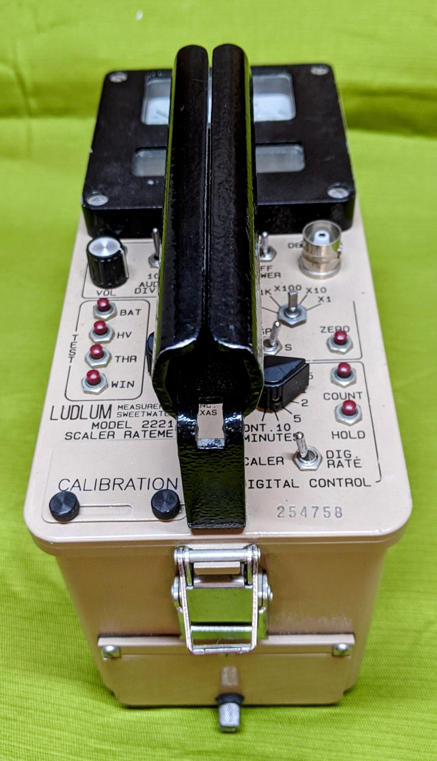 Ludlum model 2221 Scaler/Ratemeter SCA with Top loaded RS-232 adapter for GPS use-Like new